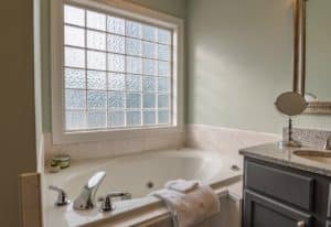 3 Options for Repairing a Fiberglass Bathtub